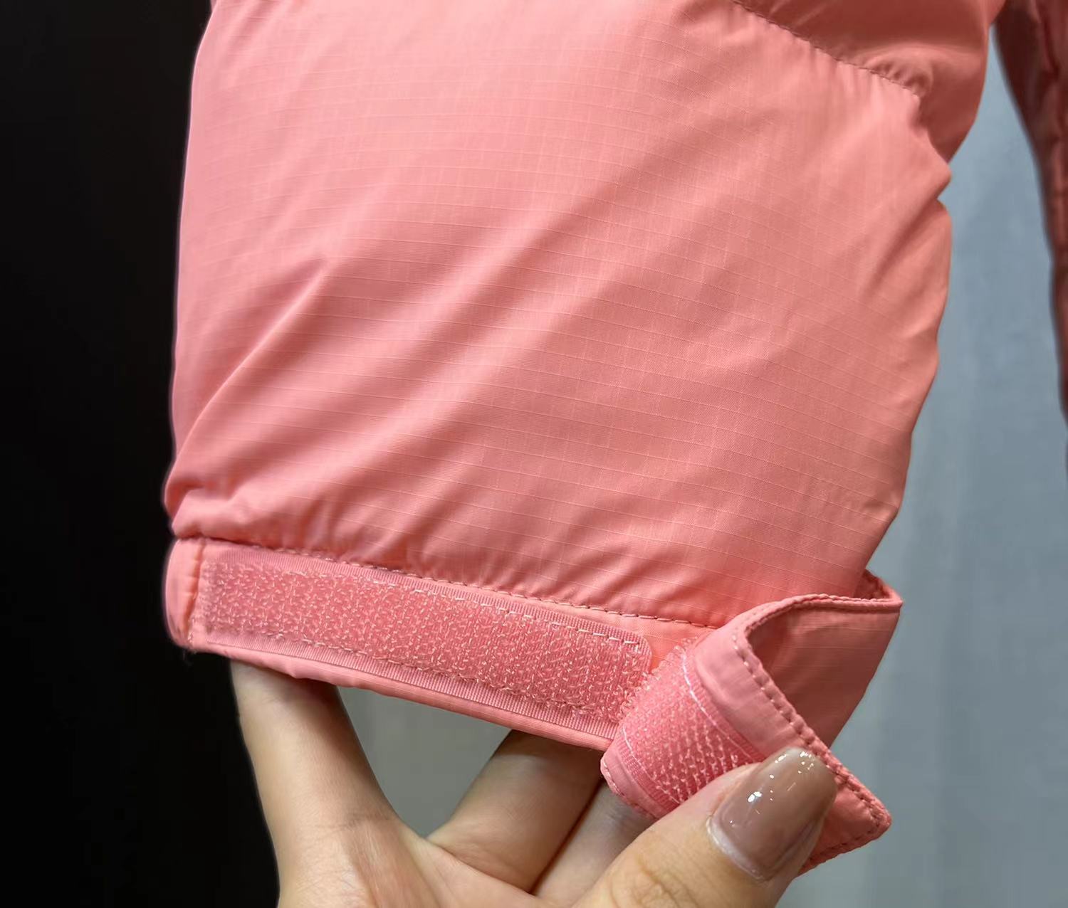 High-quality North Face 1996 down jacket, 90% white duck feather, 700 fill power, DWR water-resistant fabric, lightweight and warm for winter outdoor activities.-Big cat