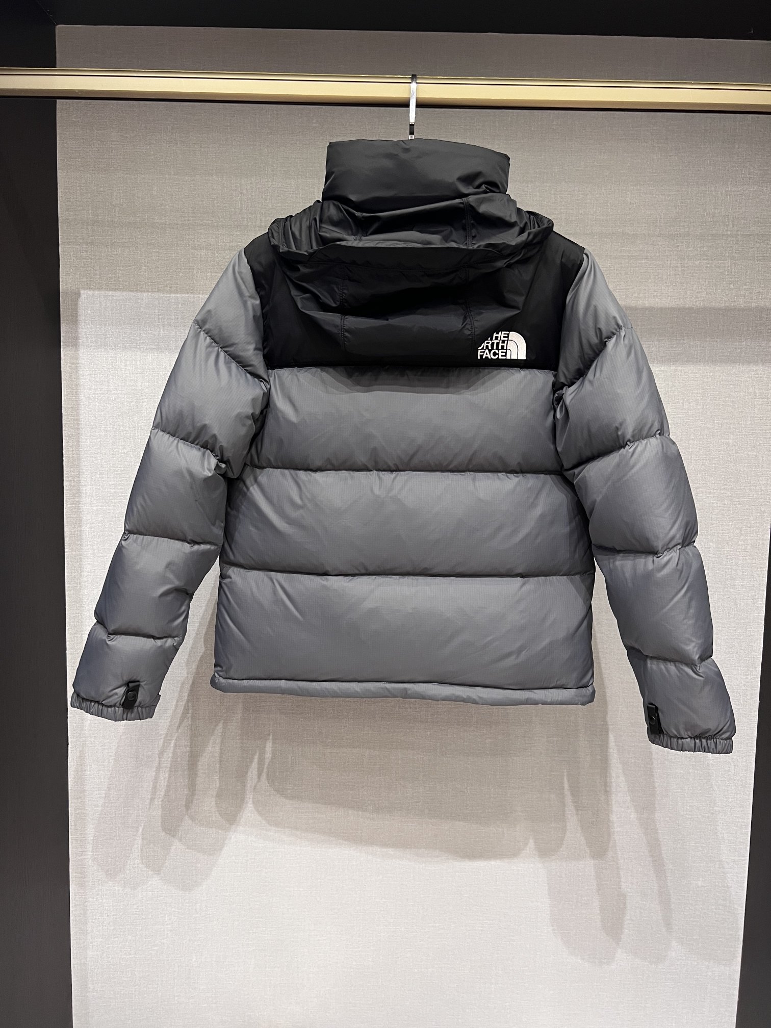High-quality North Face 1996 down jacket, 90% white duck feather, 700 fill power, DWR water-resistant, lightweight, warm, and compressible. Ideal for winter outdoor activities.-Big cat