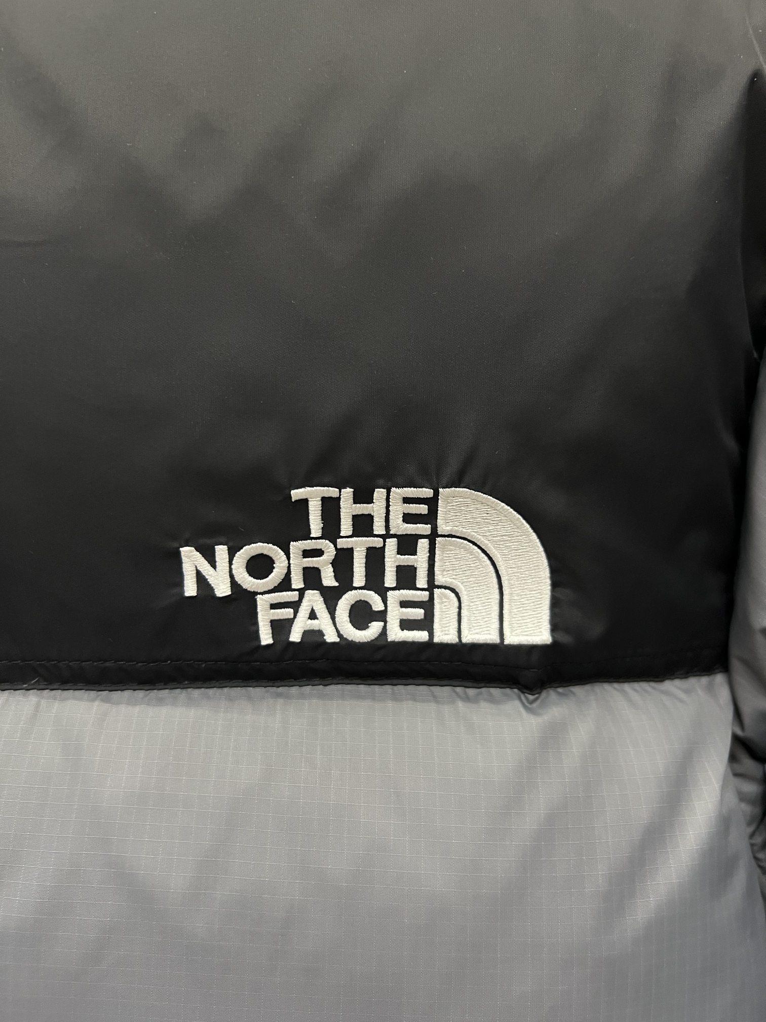 High-quality North Face 1996 down jacket, 90% white duck feather, 700 fill power, DWR water-resistant, lightweight, warm, and compressible. Ideal for winter outdoor activities.-Big cat