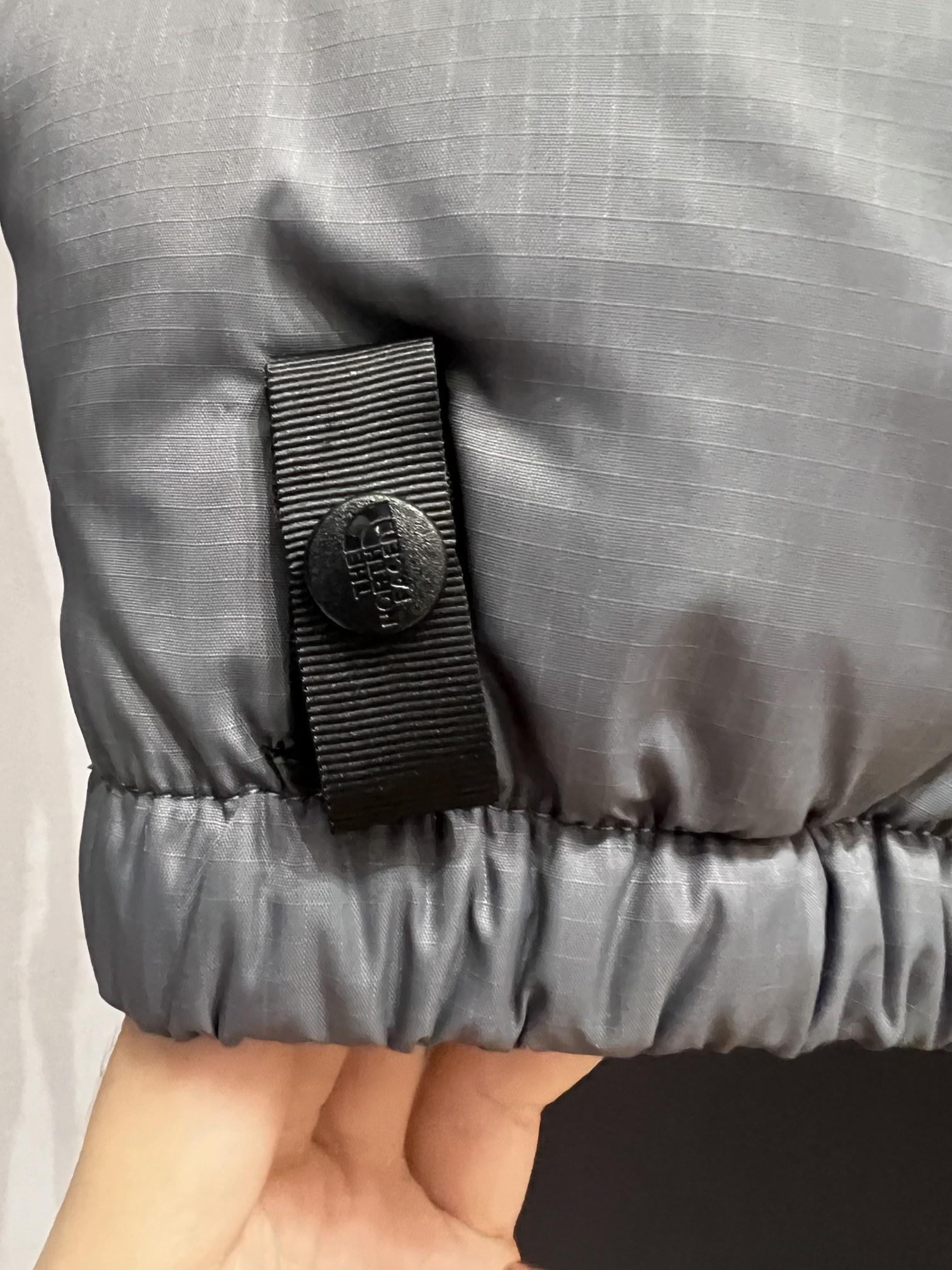 High-quality North Face 1996 down jacket, 90% white duck feather, 700 fill power, DWR water-resistant, lightweight, warm, and compressible. Ideal for winter outdoor activities.-Big cat