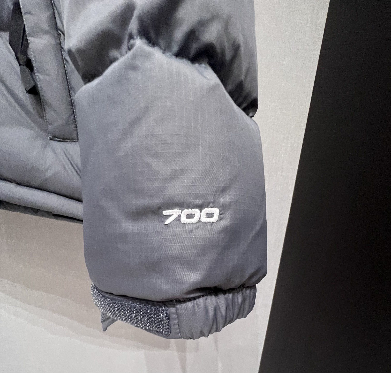 High-quality North Face 1996 down jacket, 90% white duck feather, 700 fill power, DWR water-resistant, lightweight, warm, and compressible. Ideal for winter outdoor activities.-Big cat