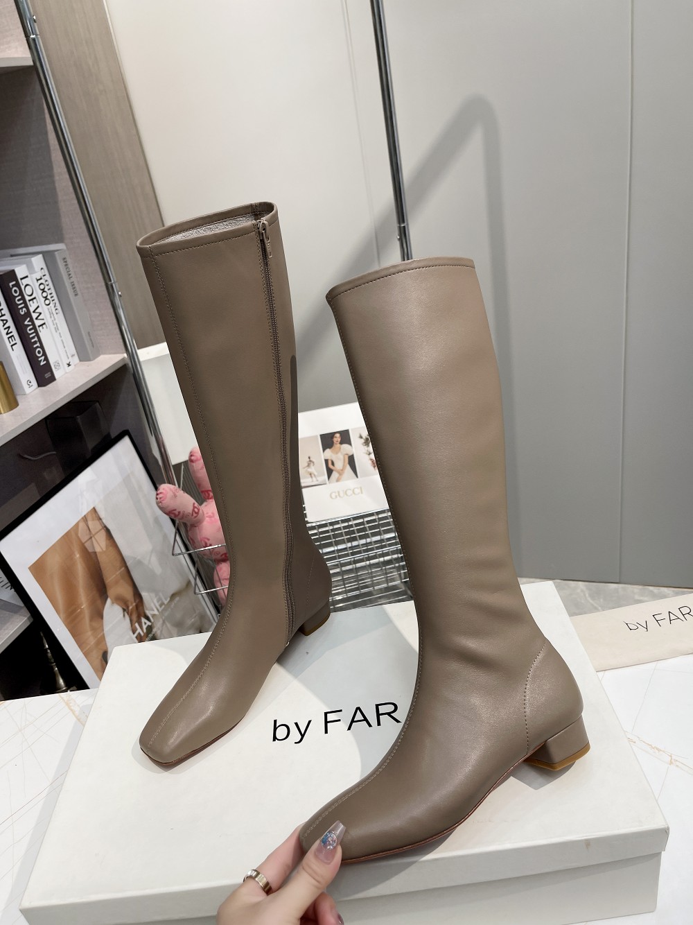 NO:577423,By far boots, straight from the factory, classic and versatile boots, a new shoe from Bulgaria. The most prominent and unified feature of BY FAR shoes is the simple design of the shoes. The unique head shape design is very attractive. The simple smooth line design modifies the foot shape and makes the feet feel more comfortable. Girls who don’t often wear high heels should try it out!  Satisfaction guaranteed. Even if you run around like a tomboy, you can endure it without tiring your feet!  The upper is made of imported eco-friendly cowhide, and the lining is all sheepskin, so it is softer, and the insole is sheepskin. Two-color leather outsole, heel height 2.5cm, sizes 34-41, 34, 40, 41 customized, if you have wide feet and high insteps, it is recommended to take one size larger, packed in the original box!  ,boots,high heels,cowhide,sheepskin,Leather soles19860909By far长靴 工厂直 经典百搭的靴子 来自保加利亚的新晋鞋BY FAR鞋履最突出而又最统一的特点就是鞋子简约的设计 独特头型设计  非常耐看,简单的流畅线条设计修饰脚型 让脚感更舒适 不常穿高跟鞋的妹子应该配上来“试手”！保证满意 哪怕女汉子式的奔走都能耐住,不会累脚！ 鞋面采用的都是进口环保牛皮 内里全羊皮,所以更加柔软,鞋垫羊皮. 双色真皮大底,跟高2.5cm 尺码34-41正码 34、40、41定制,脚宽脚背高的建议拿大一码,原盒包装！,靴子,boots,high heels,cowhide,sheepskin,Leather soles,Women's Shoes