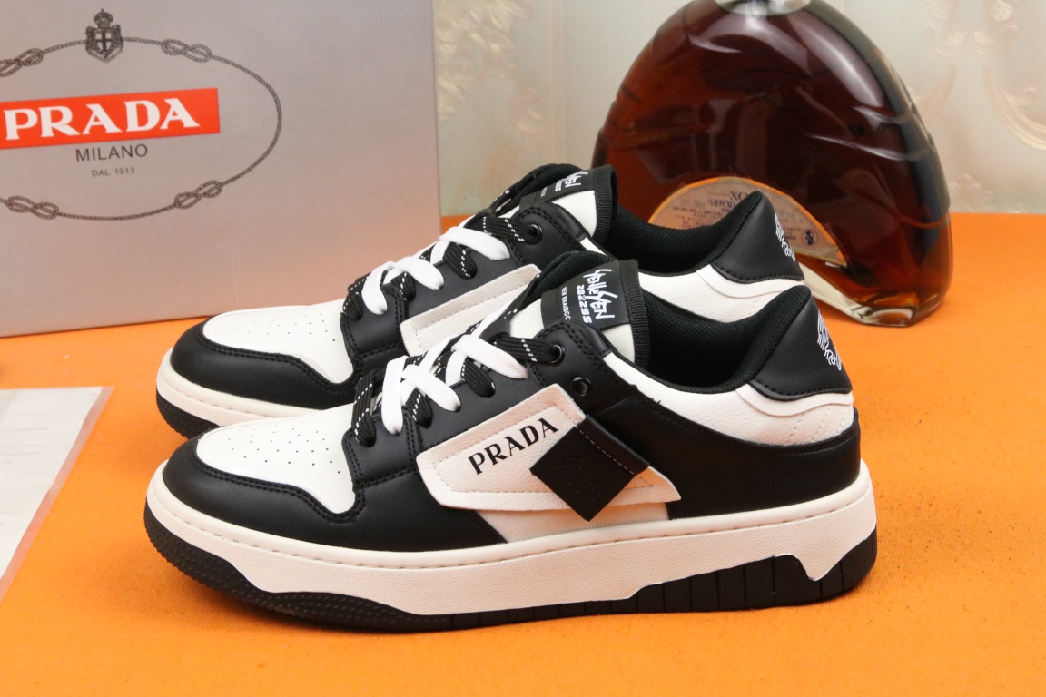 I5 高品质PRADA普拉达上市著名奢侈品牌，专柜同步更新，意大利男鞋时尚杂志季刊封面主推款鞋面采用意大利进口头层牛皮，舒适透气内里。原板橡胶大底，上脚舒适有型。 细节无可挑剔。