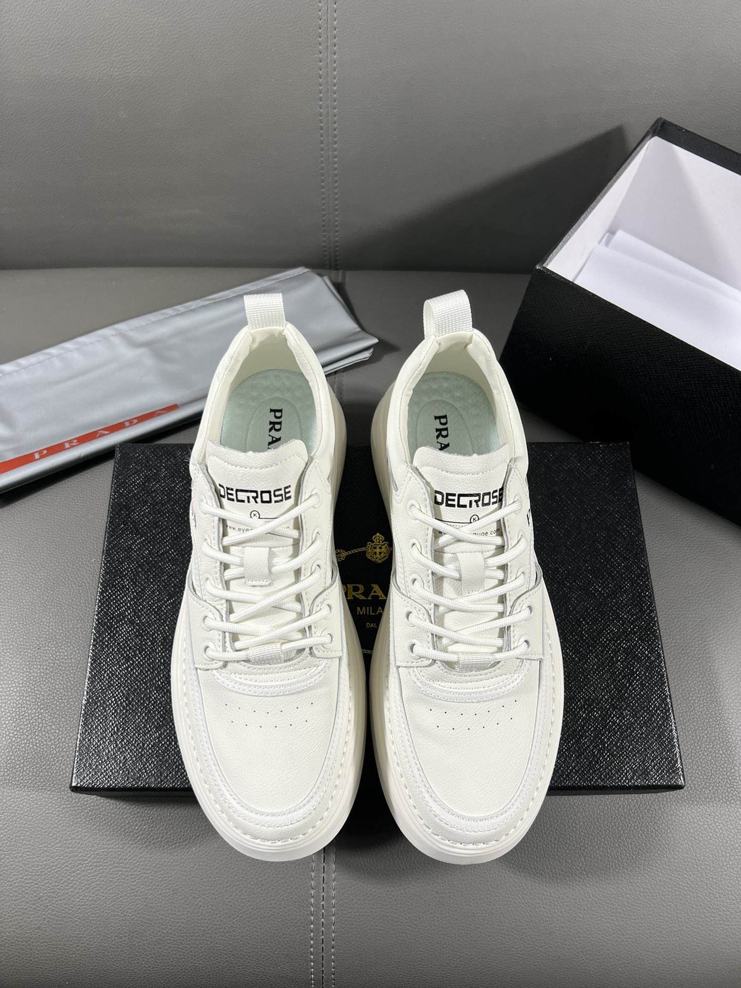 I5 普拉达2022精心打造，引爆全场不断创新的国际品牌 此款男士四季运动休闲鞋，原版版本，鞋面透气牛皮面料 ，鞋子 透气舒适皮垫脚橡胶防滑大底，透气舒适以质量说话