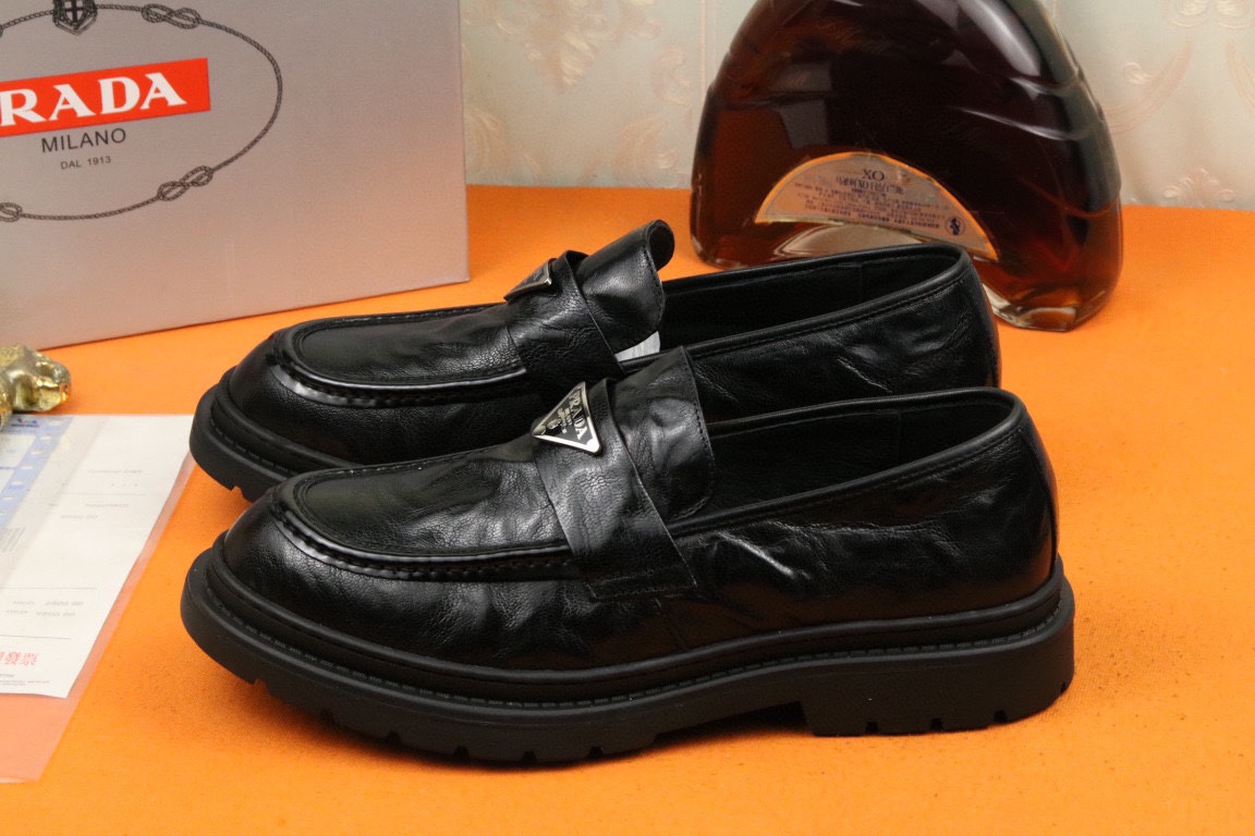 J0 高品质普拉达官网最新时尚正装皮鞋，顶级原单货， ，精心打造，潮流时尚，绅士格调，鞋面采用进口头层牛皮，透气猪皮里，橡胶防滑大底， 时尚舒适。
