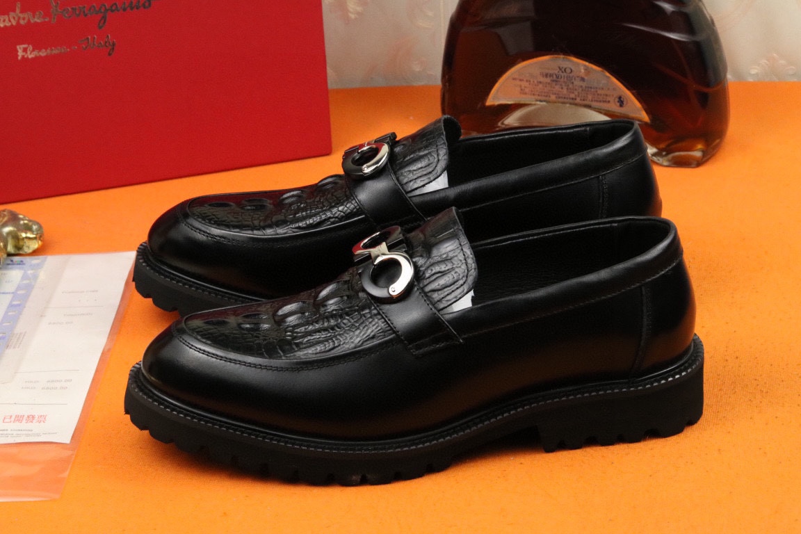 J0 高品质菲拉格慕官网最新时尚正装皮鞋，顶级原单货，独家首发，精心打造，潮流时尚，绅士格调，鞋面采用进口头层牛皮，透气猪皮里，橡胶防滑大底， 时尚舒适。