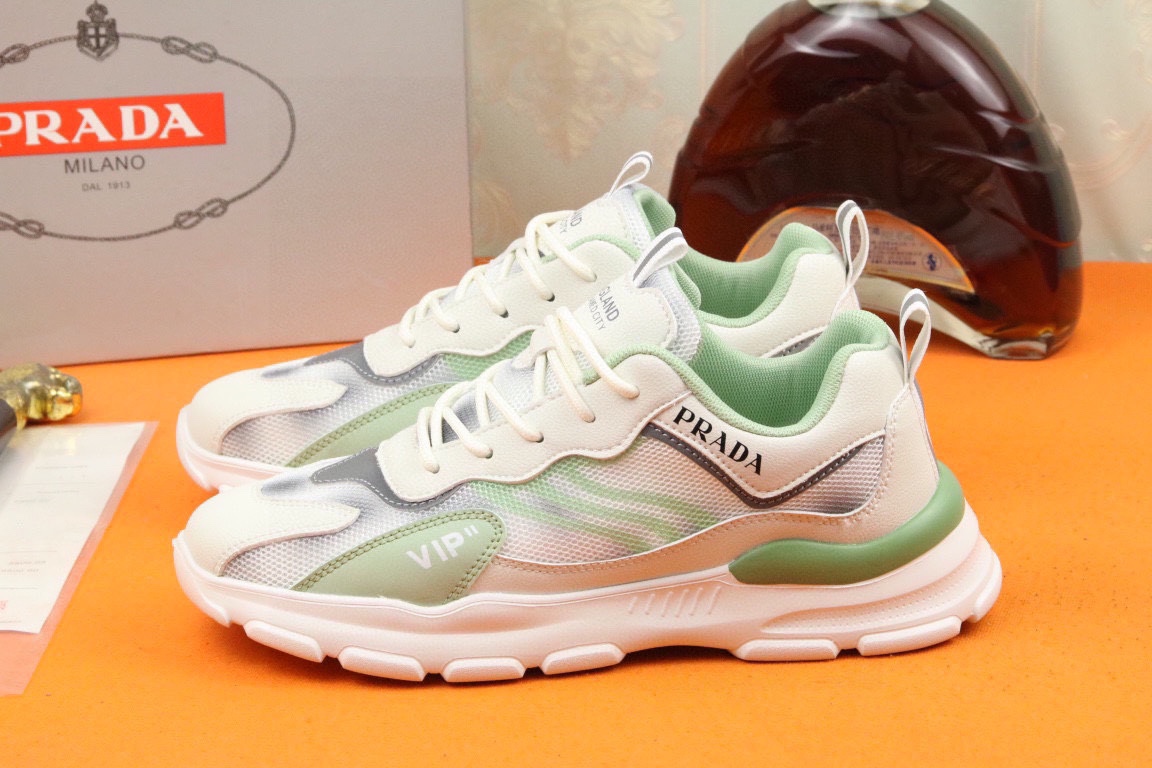 I5 高品质PRADA普拉达上市著名奢侈品牌，专柜同步更新，意大利男鞋时尚杂志季刊封面主推款鞋面采用意大利进口头层牛皮拼接网布制作，舒适透气内里。原版轻质发泡大底，上脚舒适有型。 细节无可挑剔。