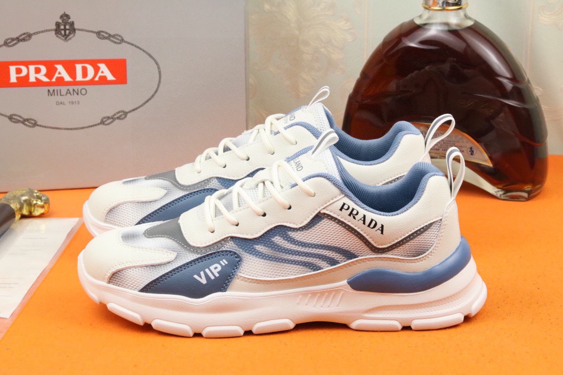 I5 高品质PRADA普拉达上市著名奢侈品牌，专柜同步更新，意大利男鞋时尚杂志季刊封面主推款鞋面采用意大利进口头层牛皮拼接网布制作，舒适透气内里。原版轻质发泡大底，上脚舒适有型。 细节无可挑剔。