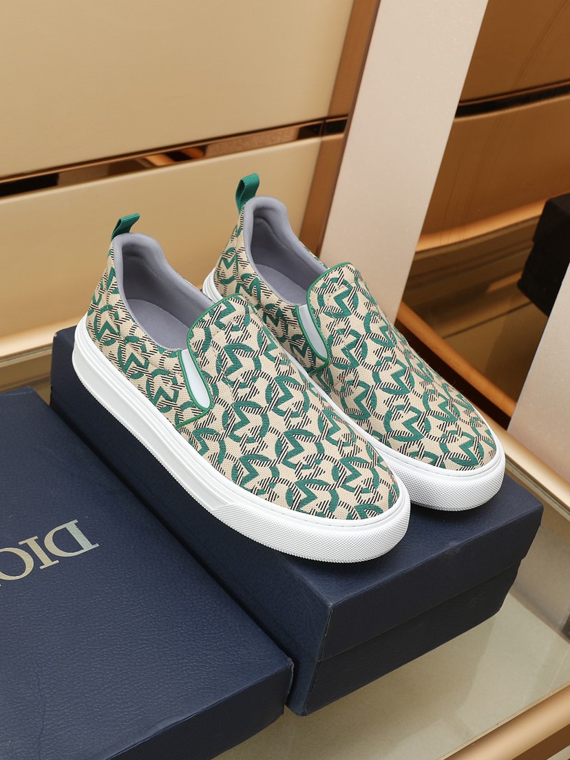 I0 DIOR迪奥运动鞋是D家经典单品，鞋面采用原版透气布。鞋面顶部采用白色系带，与富有纹理的白色橡胶外底相得益彰。体现 D家的标志性特征之一。款式精致，