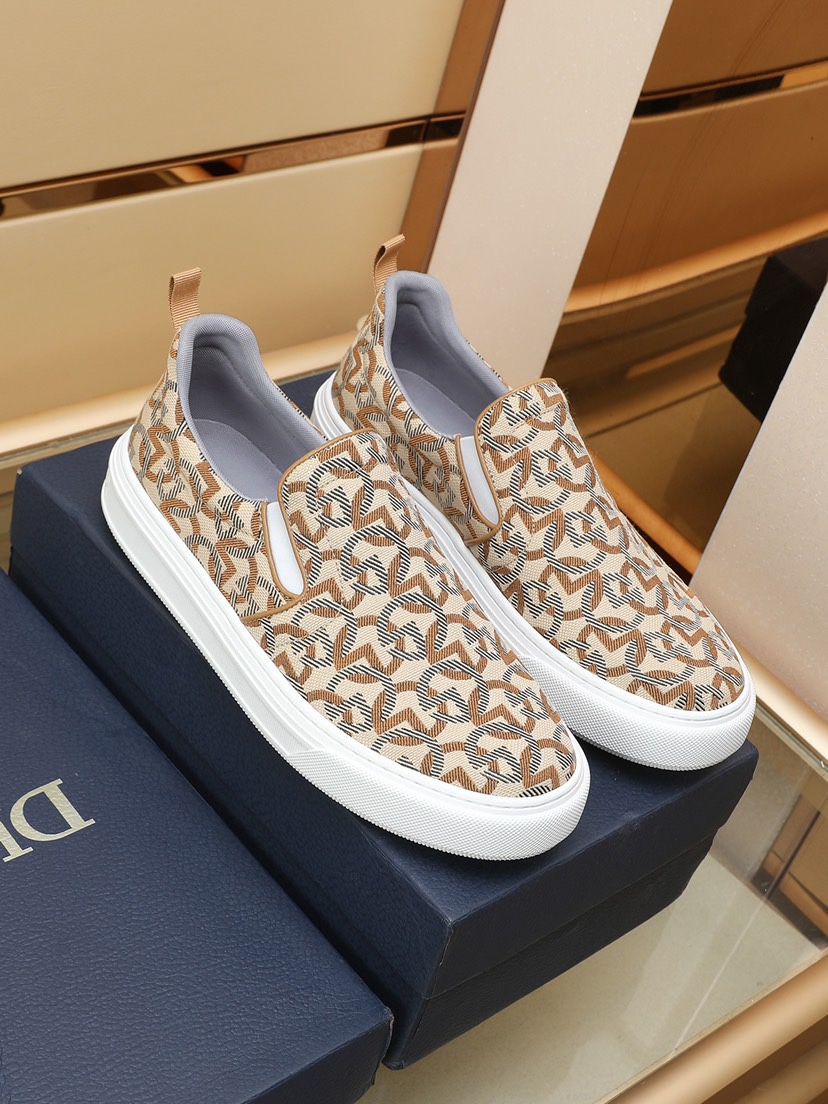 I0 DIOR迪奥运动鞋是D家经典单品，鞋面采用原版透气布。鞋面顶部采用白色系带，与富有纹理的白色橡胶外底相得益彰。体现 D家的标志性特征之一。款式精致，