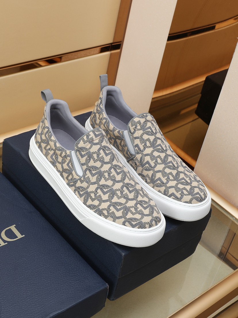 I0 DIOR迪奥运动鞋是D家经典单品，鞋面采用原版透气布。鞋面顶部采用白色系带，与富有纹理的白色橡胶外底相得益彰。体现 D家的标志性特征之一。款式精致，