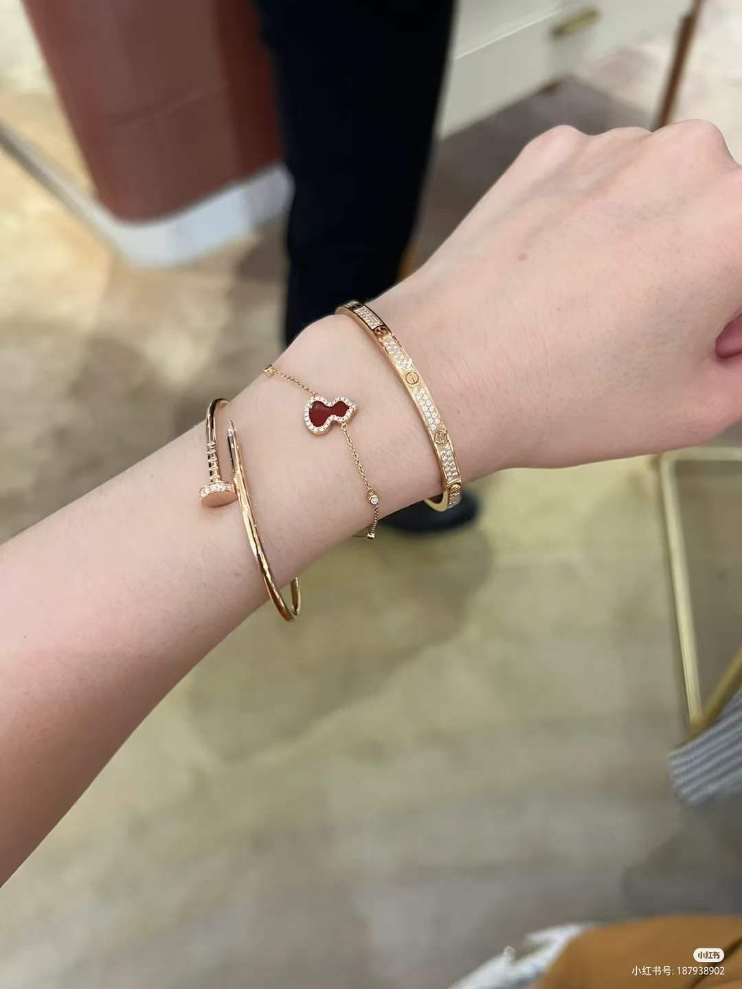 Cartier 卡地亚Cartier 款窄版满天星love手镯