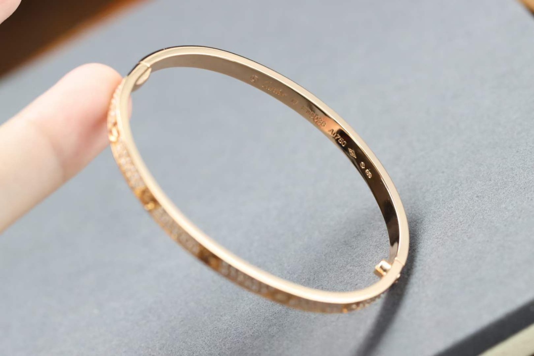 Cartier 卡地亚Cartier 款窄版满天星love手镯