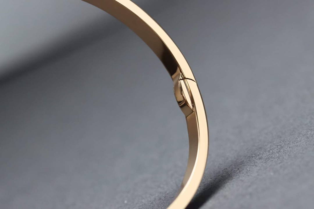 Cartier 卡地亚Cartier 款窄版满天星love手镯