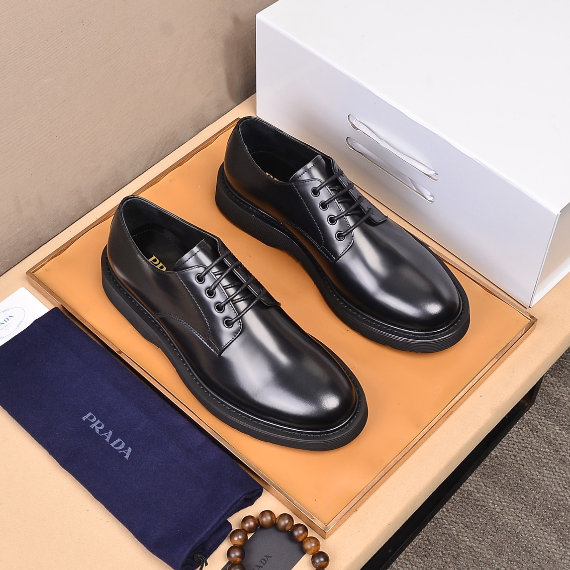 Prada 普拉达 ——高端男士商务休闲皮鞋,顶级牛货.1:1出货奢华尊贵全部采用进口原版品牌皮料,只为打造更为舒适的穿着体验,鞋面：原版开边珠牛皮顶级进口水染全牛里,原版大底38-4538.45不退换