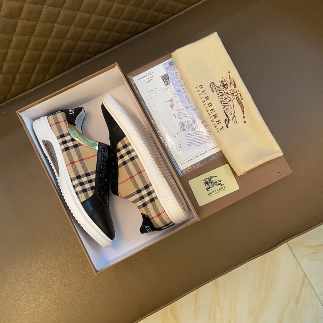 I0 巴宝莉 Burberry 经典休闲鞋2022休闲运动男鞋，懒人套脚板鞋 帆船鞋 全新米兰时装时尚的设计，完美做工，原版复刻 霸气花纹 材质：头层牛皮+特殊布料，柔软舒适，羊皮鞋垫，适合户外青年跑步户外司机驾车鞋 套脚方便 懒人乐福首选原版橡胶耐磨大底，男鞋