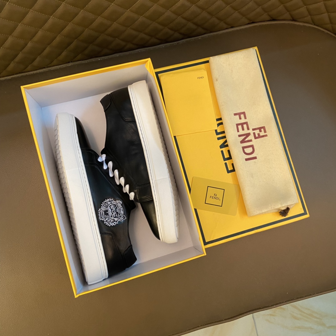 I5 原单 Fendi  芬迪  意大利进口头层牛皮鞋面细腻厚实看得到头层水染羊皮内里鞋垫logo清晰、立体磨砂后跟原厂特供 Fendi 芬迪 大底户外司机驾车鞋 可随意进出专柜、