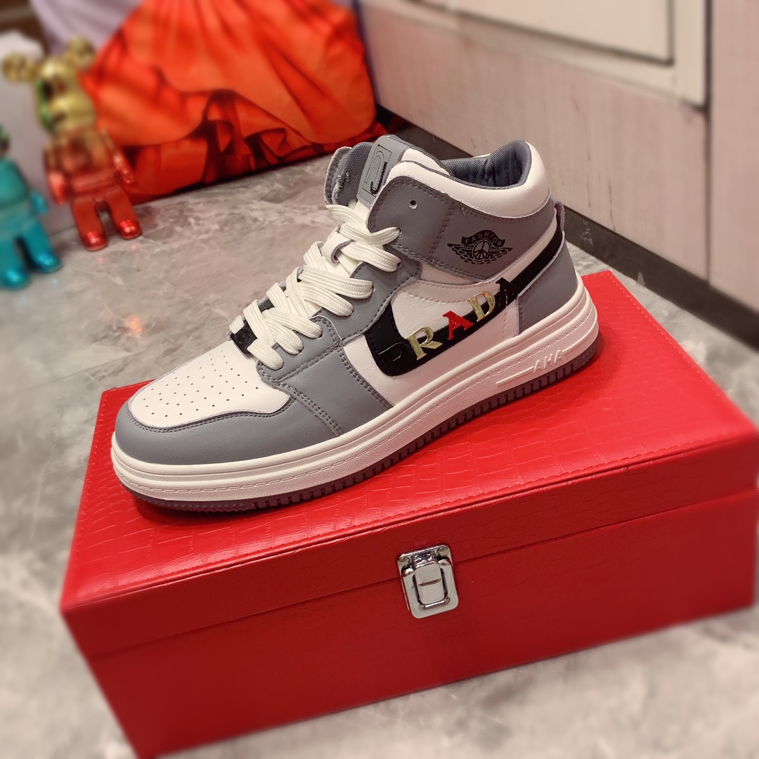 高帮  J0    Prada 普拉达 最新爆款休闲鞋，顶端品牌[勾引]奢侈～代购，顶级～质量。专柜同卖产品[强]鞋面選用进口透气材质透气运动内里精细做工。原版个性时尚柔软橡膠耐磨防滑大底，上脚轻巧舒适，实物拍摄實物更好看，003码: 38-44。2色可选