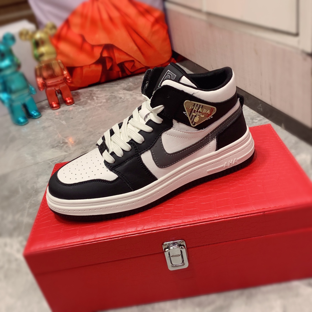 高帮  J0    Prada 普拉达 最新爆款休闲鞋，顶端品牌[勾引]奢侈～代购，顶级～质量。专柜同卖产品[强]鞋面選用进口透气材质透气运动内里精细做工。原版个性时尚柔软橡膠耐磨防滑大底，上脚轻巧舒适，实物拍摄實物更好看，003码: 38-44。