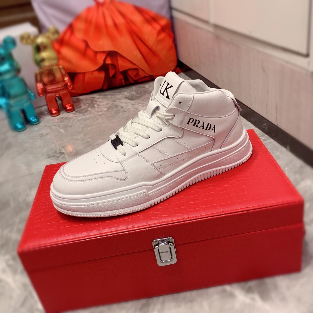 高帮  J0    Prada 普拉达 最新爆款休闲鞋，顶端品牌[勾引]奢侈～代购，顶级～质量。专柜同卖产品[强]鞋面選用进口透气材质透气运动内里精细做工。原版个性时尚柔软橡膠耐磨防滑大底，上脚轻巧舒适，实物拍摄實物更好看，003码: 38-44。