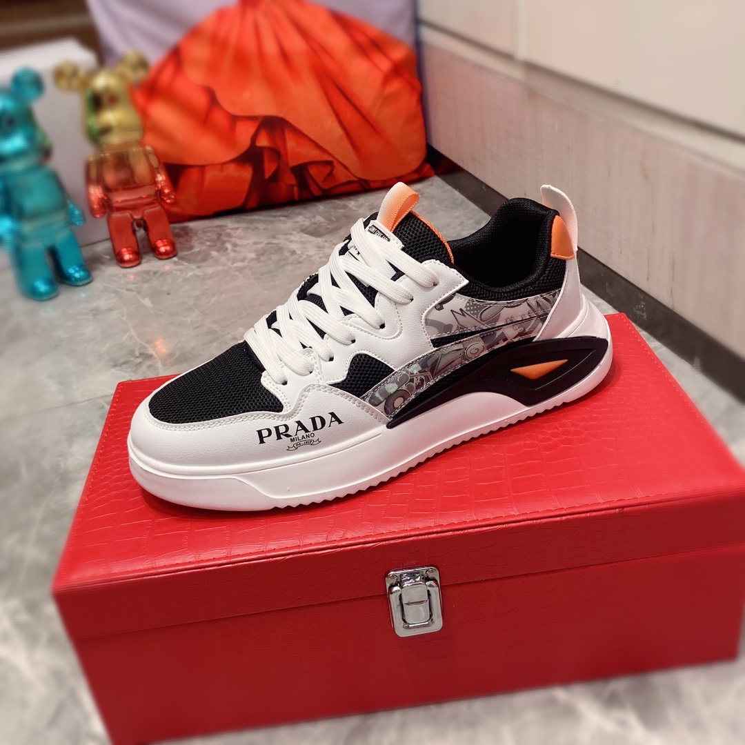 I5    Prada 普拉达 最新爆款休闲鞋，顶端品牌[勾引]奢侈～代购，顶级～质量。专柜同卖产品[强]鞋面選用进口透气材质透气运动内里精细做工。原版个性时尚柔软橡膠耐磨防滑大底，上脚轻巧舒适，实物拍摄實物更好看，005码: 38-43，
