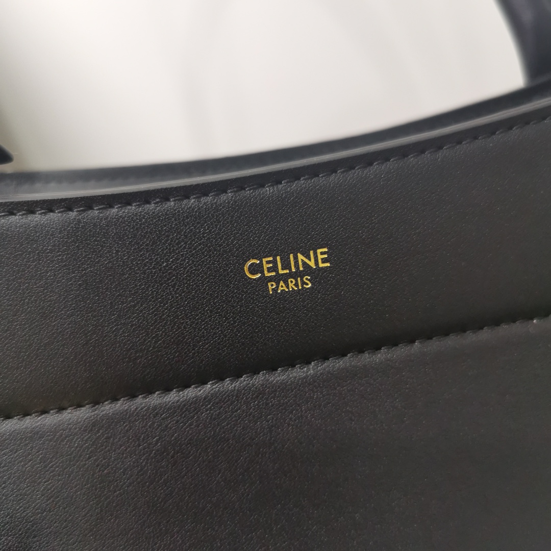 CELINECabas手袋这款采用柔软小牛皮制作开合处的左右两侧以幼皮带结合制造出镂空效果独特设计充分彰