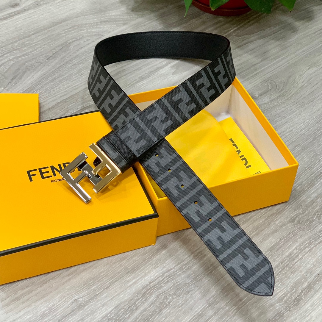I0 Fendi 芬迪  宽39MM 标志造型宽皮带.原版FF双层扣,进口原版小牛皮制成.印有浮雕黑FF 图案.镀金表面金属制品,品质保证.