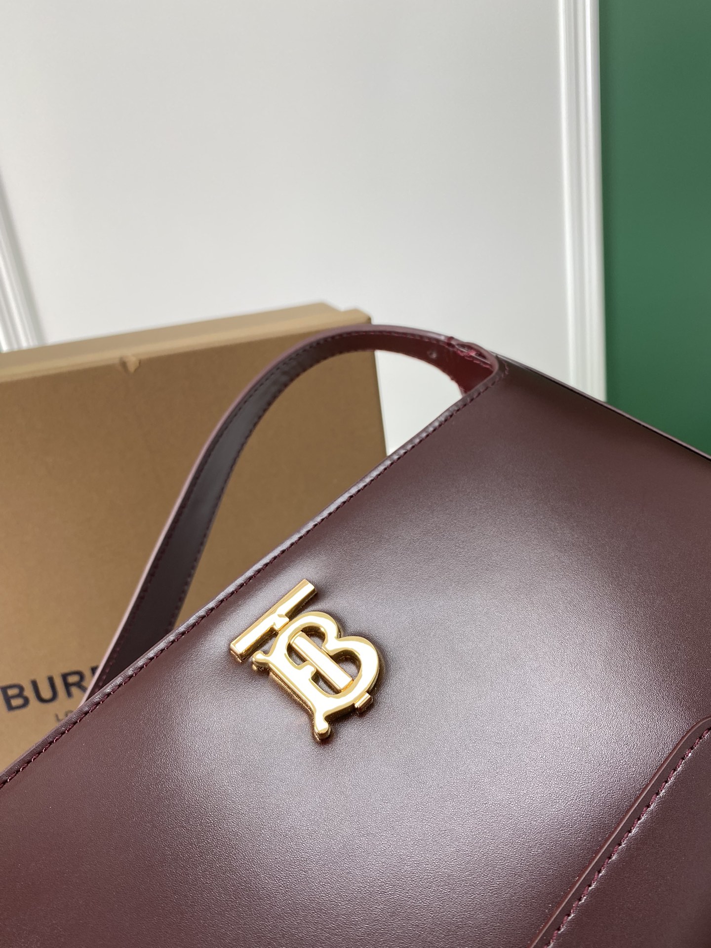 Burberry巴宝莉标志性金属logo肩背包