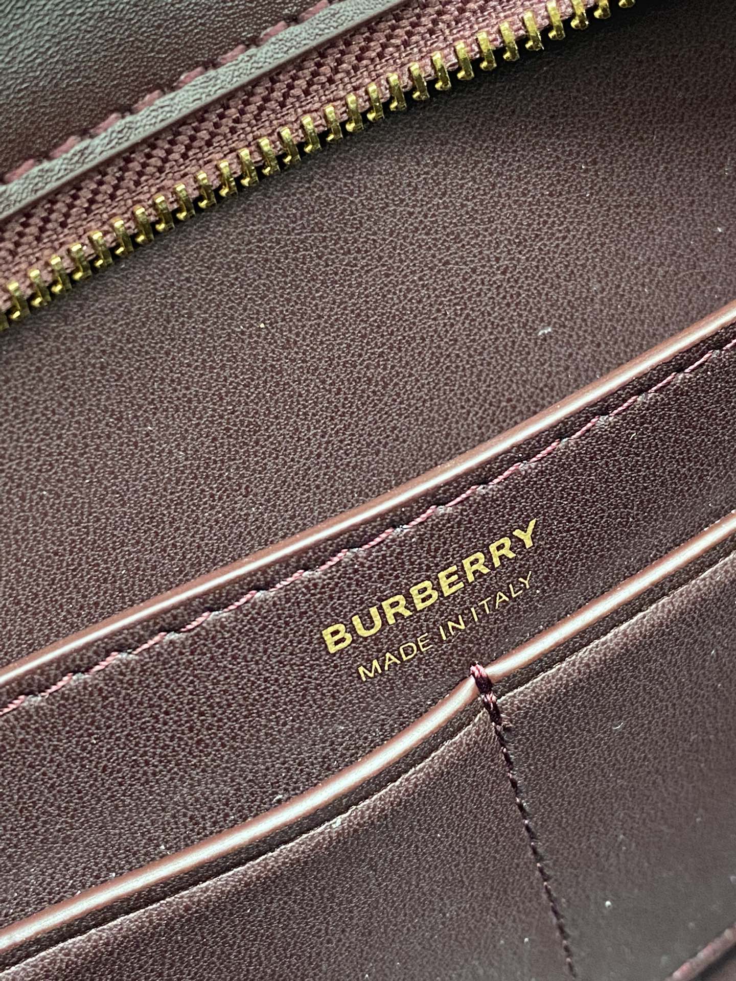 Burberry巴宝莉标志性金属logo肩背包