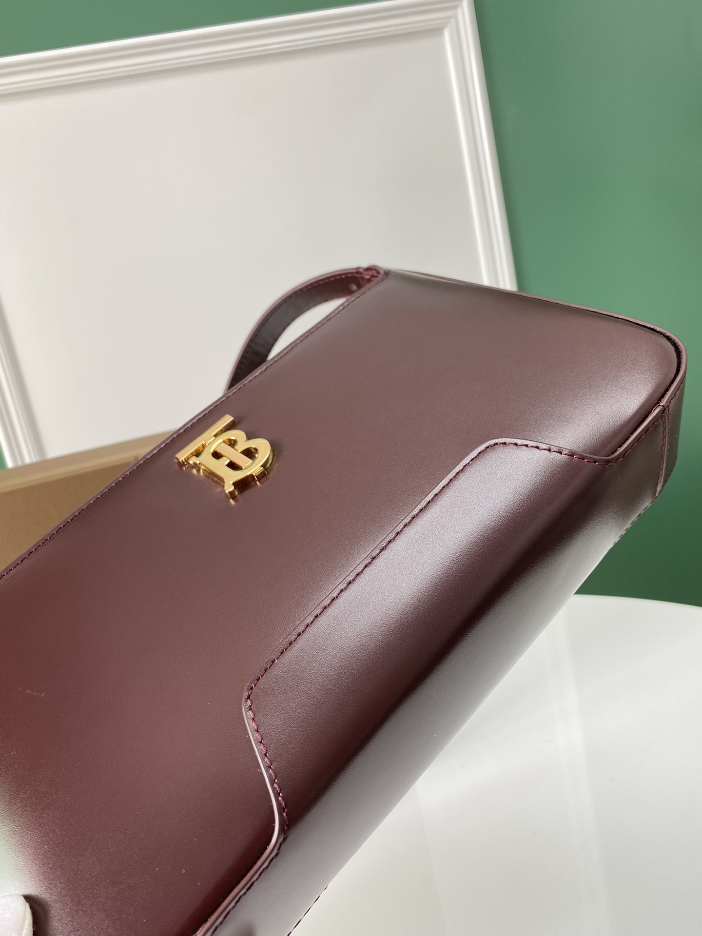 Burberry巴宝莉标志性金属logo肩背包