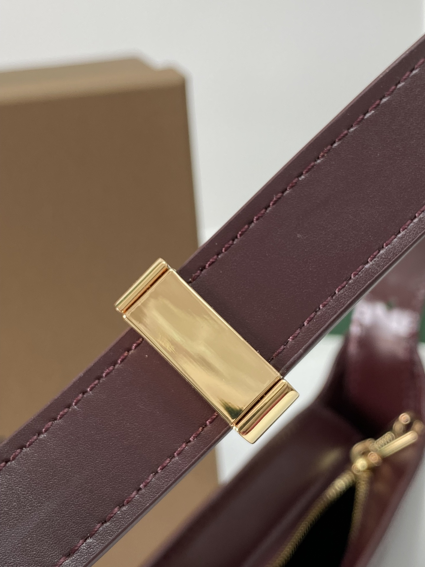 Burberry巴宝莉标志性金属logo肩背包