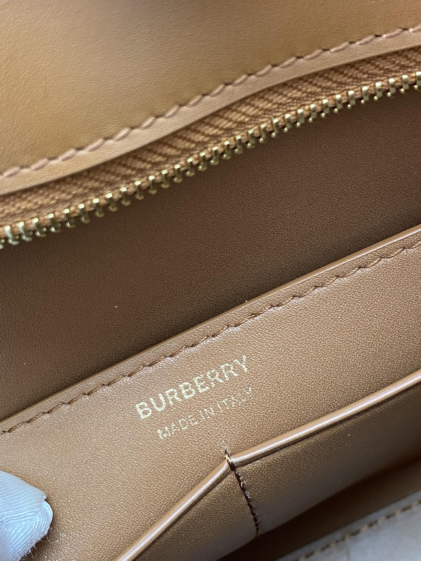 Burberry巴宝莉标志性金属logo肩背包