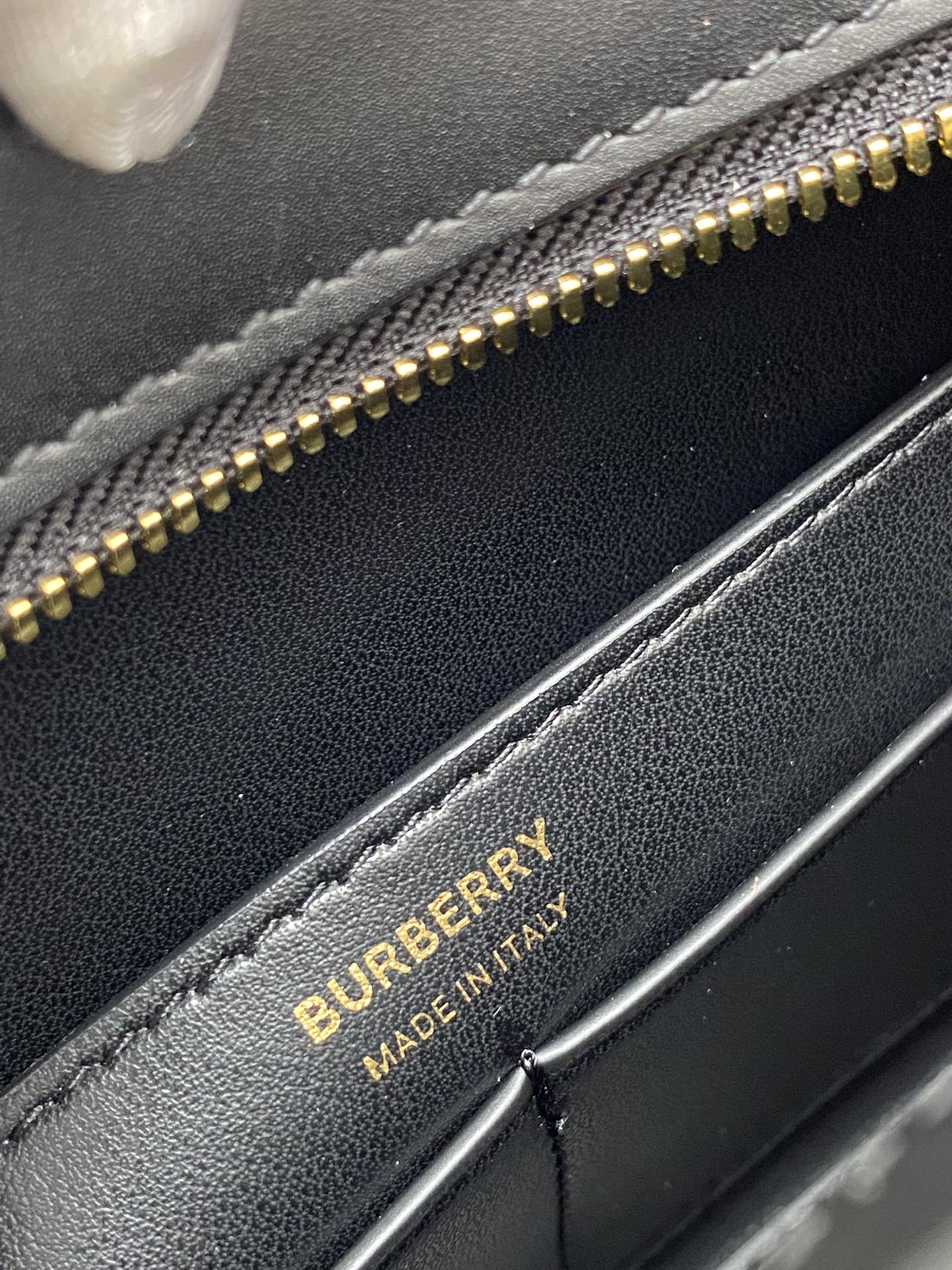 Burberry巴宝莉标志性金属logo肩背包