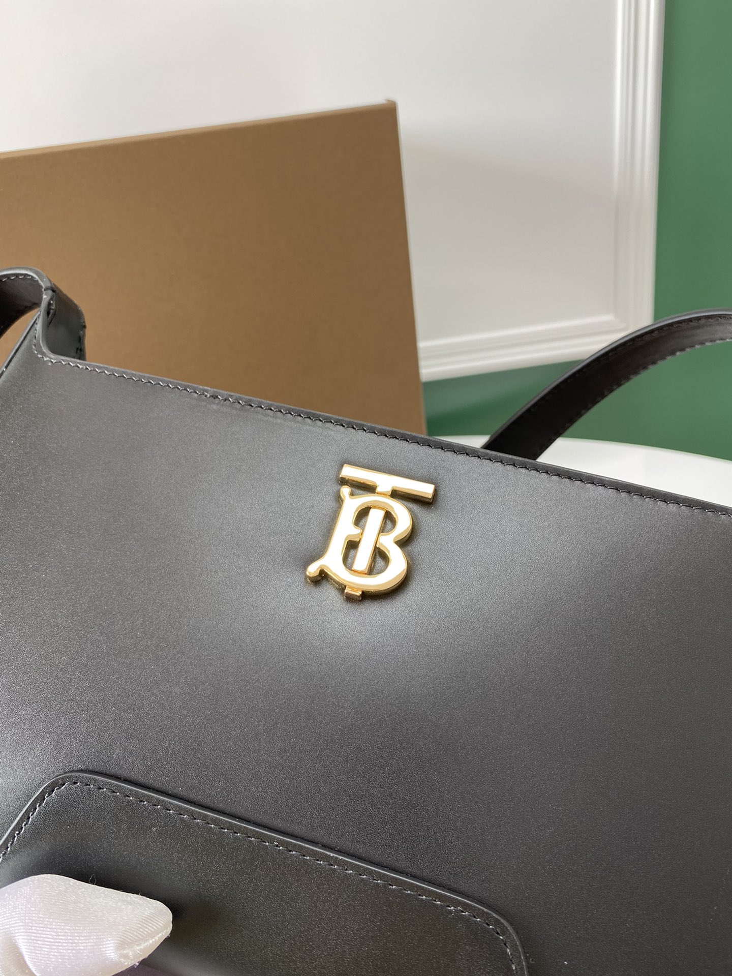 Burberry巴宝莉标志性金属logo肩背包