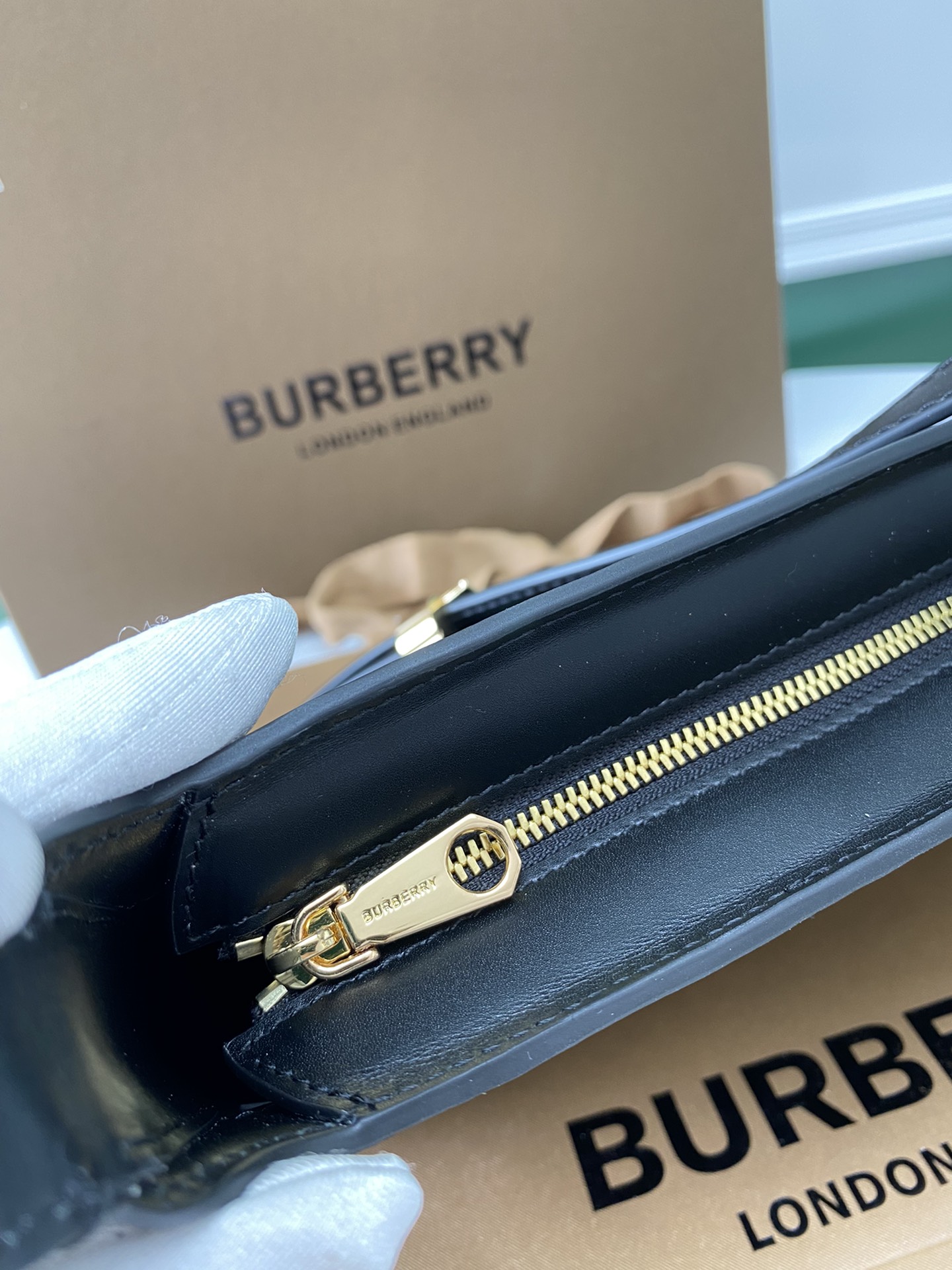 Burberry巴宝莉标志性金属logo肩背包