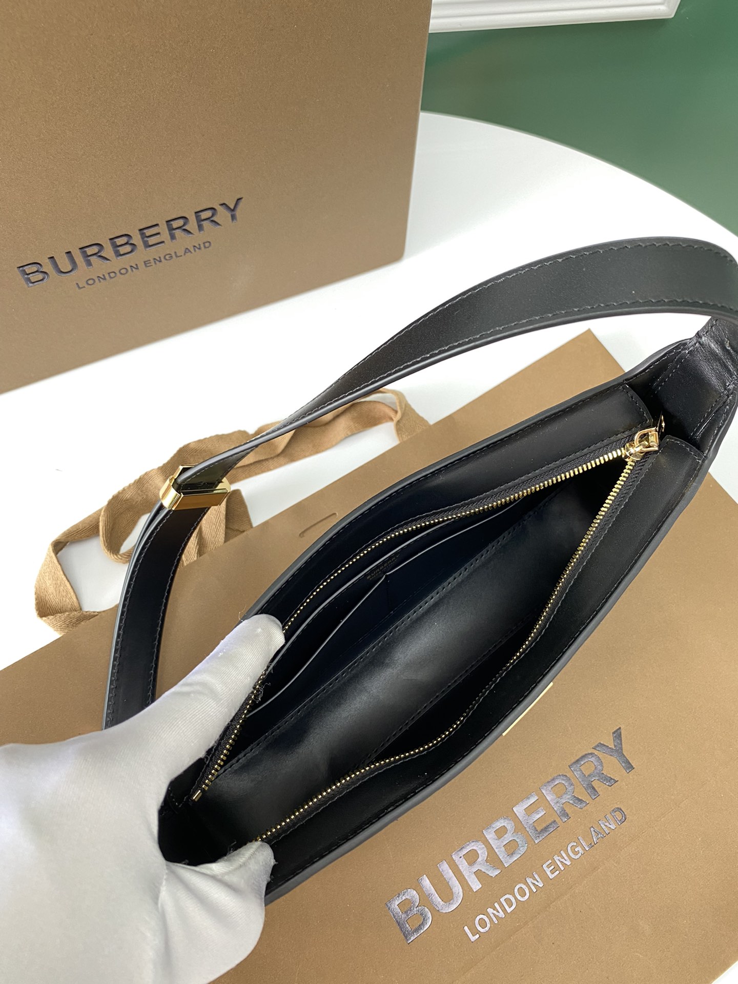 Burberry巴宝莉标志性金属logo肩背包