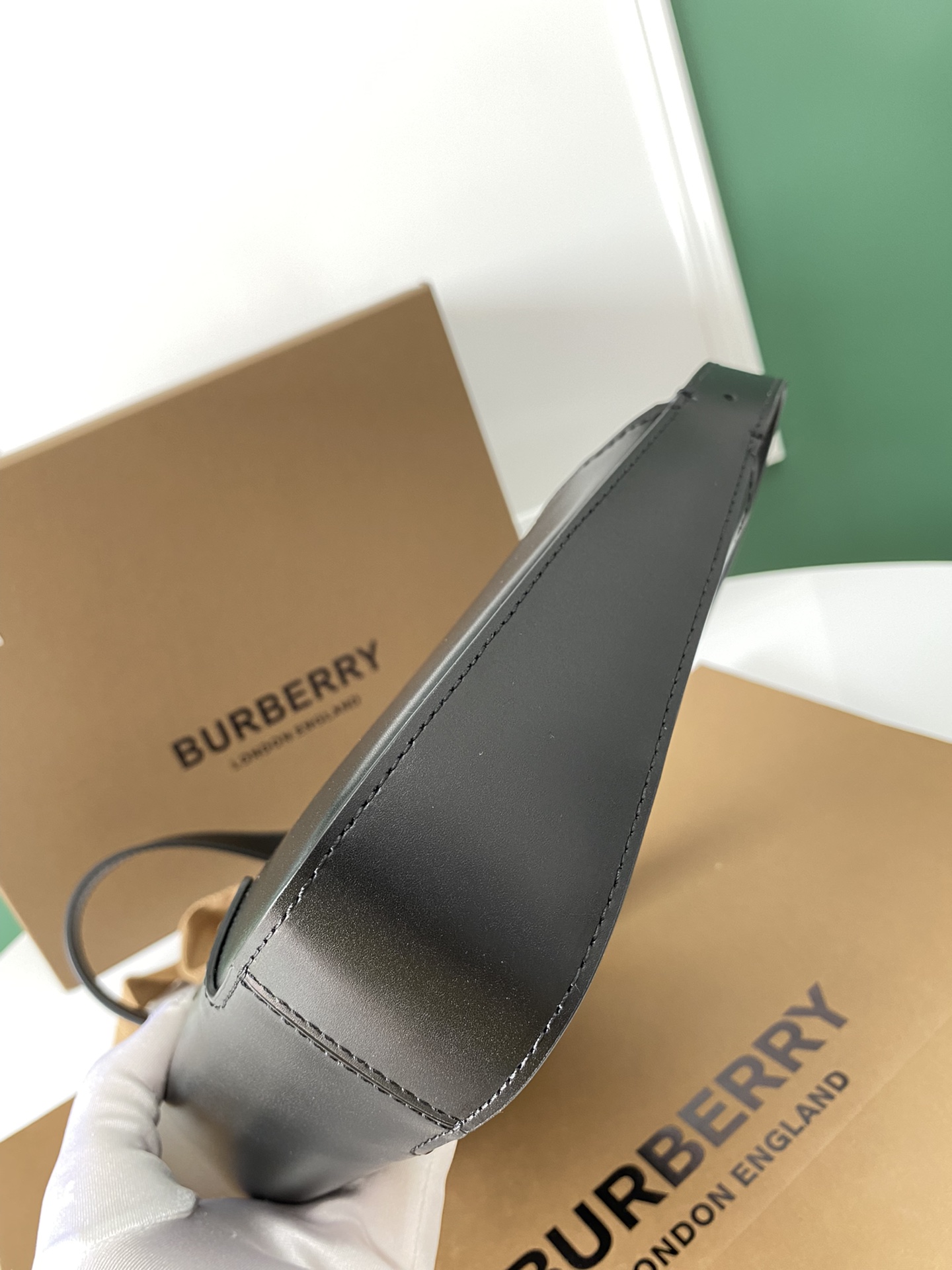 Burberry巴宝莉标志性金属logo肩背包