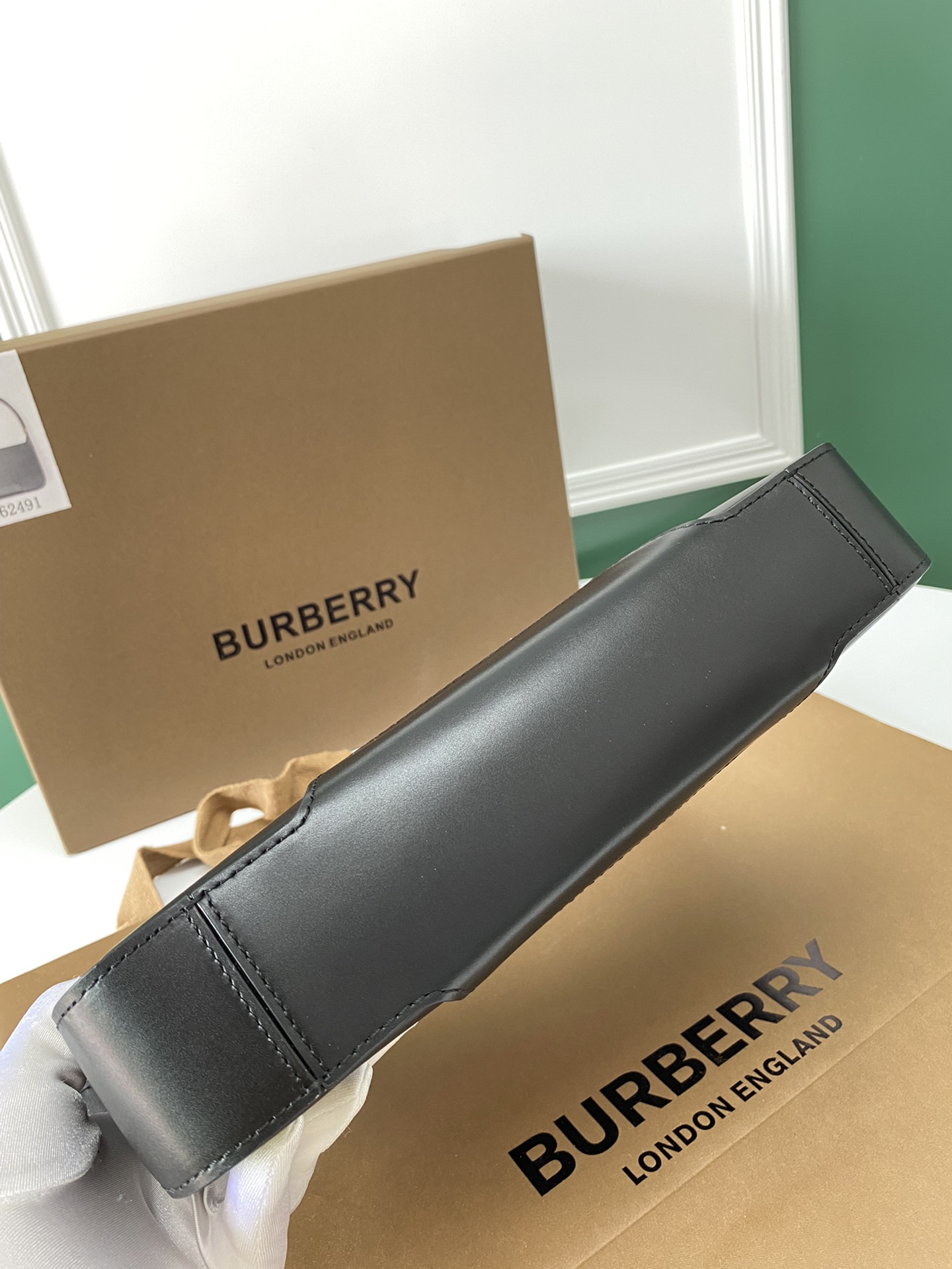 Burberry巴宝莉标志性金属logo肩背包