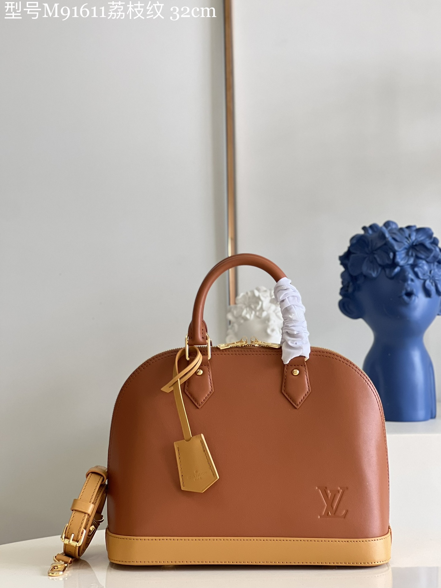 NO:399152,[Exclusive real photo of M91611 lychee pattern] This Alma small handbag is a brand classic and is suitable for daily carrying. Its structure is clear and its prototype can be traced back to the art deco pattern launched in 1934. Made of smooth cowhide leather, it can add to the brilliance of the clothing. It incorporates a variety of brand iconic designs, such as handmade stitching Toron handles, inscription padlocks and fashion key covers, adding exquisite charm. Detailed features 32 x 25 x 16 cm (length x height x width) P.,LV [original leather],louis vuitton,cowhide19860909【独家实拍M91611荔枝纹】本款 Alma 小号手袋作为品牌经典之作,适宜日常背携.结构分明,其原型可追溯至 1934 年推出的艺术装饰风格图案.采用光滑牛皮革制成,可为服饰增辉.融入多种品牌标志性设计,如手工缝线 Toron 手柄、铭纹挂锁和时尚钥匙罩,更添精致韵味.详细特征32 x 25 x 16 厘米 (长度 x 高 x 宽) P.,LV【原厂皮】,louis vuitton,cowhide,Bag