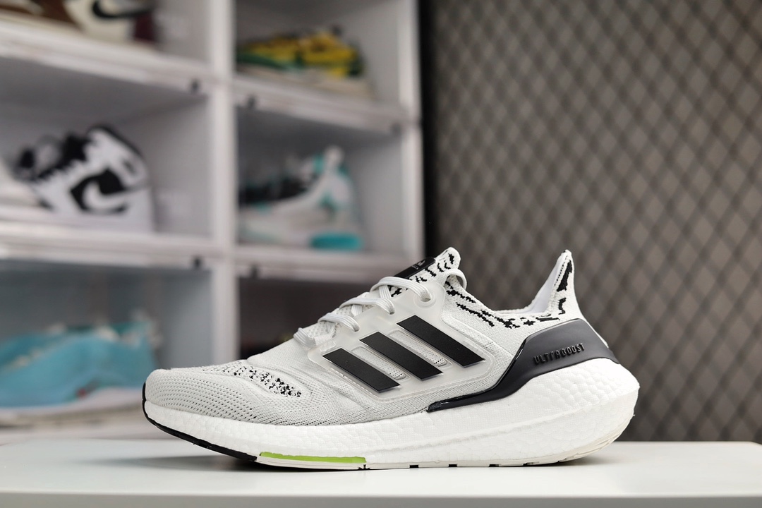 G0 Adidas Ultra Boost 22 Consortium阿迪达斯新款8.0厚底爆米花跑鞋全掌Boost将缓震和能量回馈再一次进行了升级，提供更好的舒适穿着体验，UB8.0 J5 oPrimeknit编织工艺，S型Heel Counter提供更加精准锁定后跟，带来出众的后跟包裹，LEP创新大底延续马牌橡胶大底，同时新加入LEP结构，为每一步提供更多动力及更好回弹。