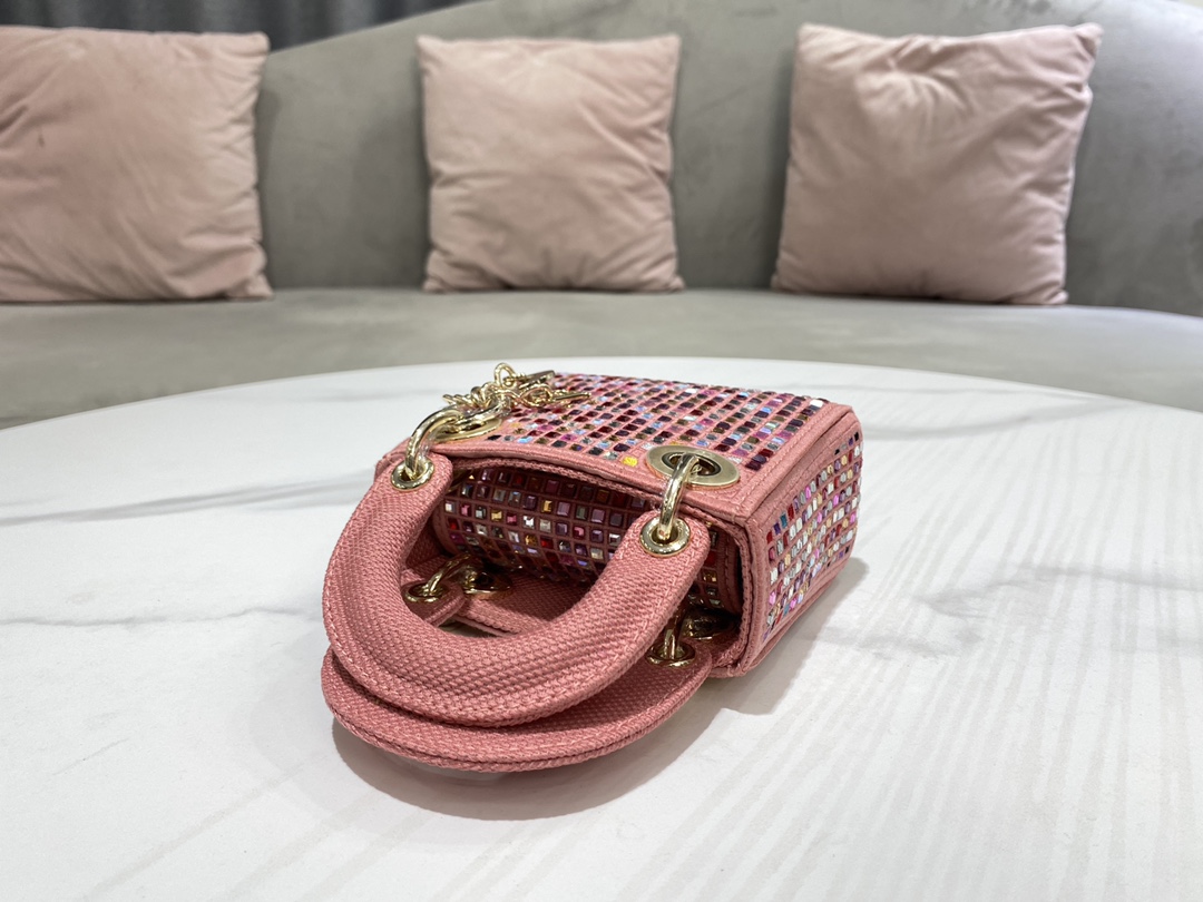Dior Lady Dio, r mini super mini handmade diamond, pink colored diamond sparkling handbag embodies Dir's profound insight into elegance and beaut