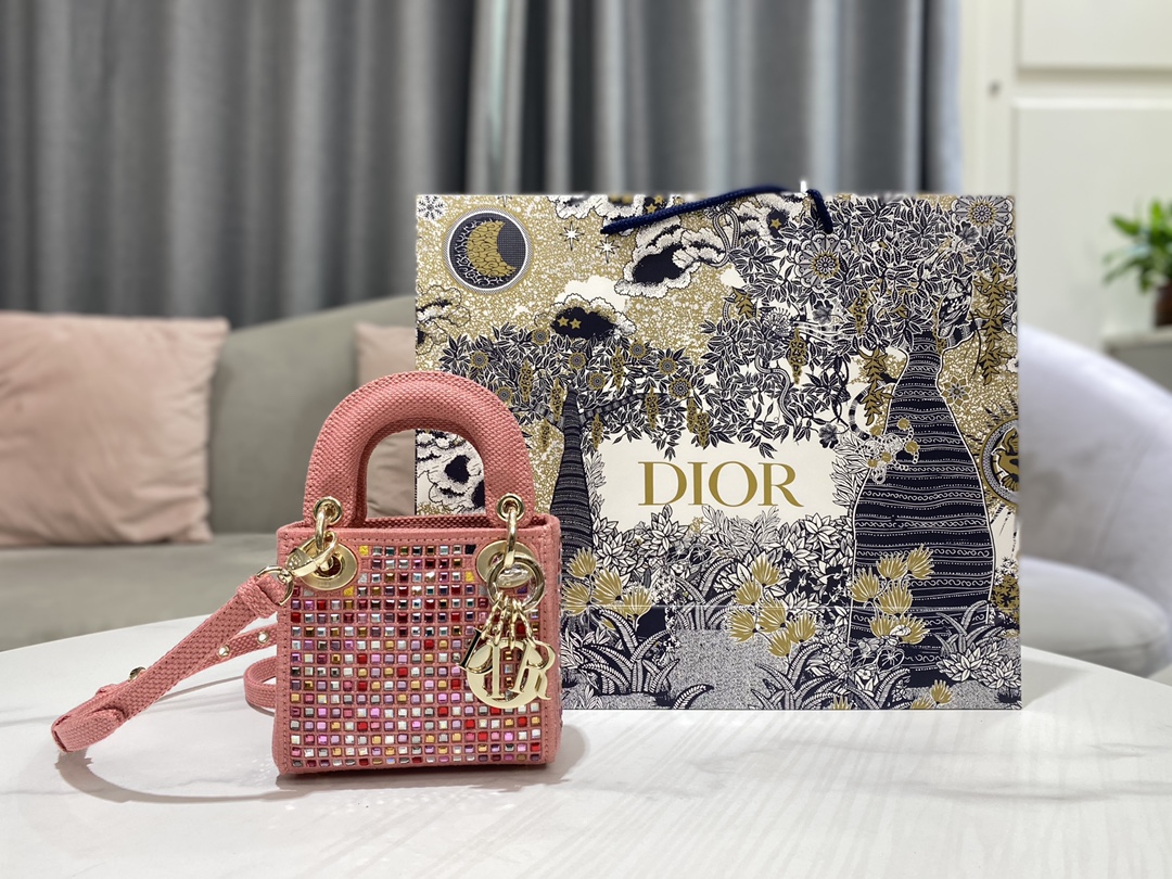 Dior Lady Dio, r mini super mini handmade diamond, pink colored diamond sparkling handbag embodies Dir's profound insight into elegance and beaut