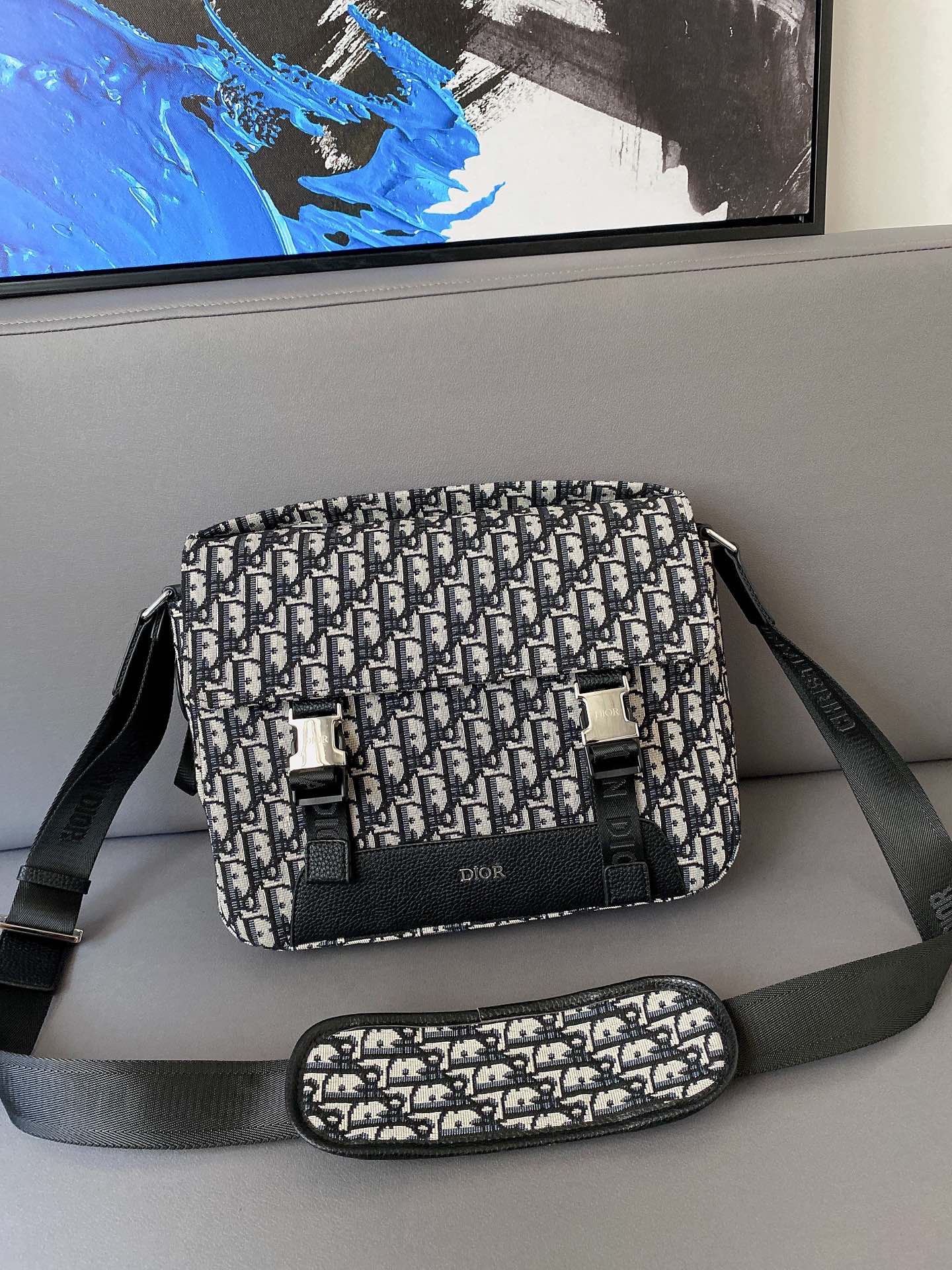 K5  Dior  迪奥  Oblique提花布翻盖邮差包 刺绣单肩斜挎包 采用精湛镶嵌细工，经典百搭 实物拍摄 原厂原版面料 配送小票防尘袋 32 x 25 cm。