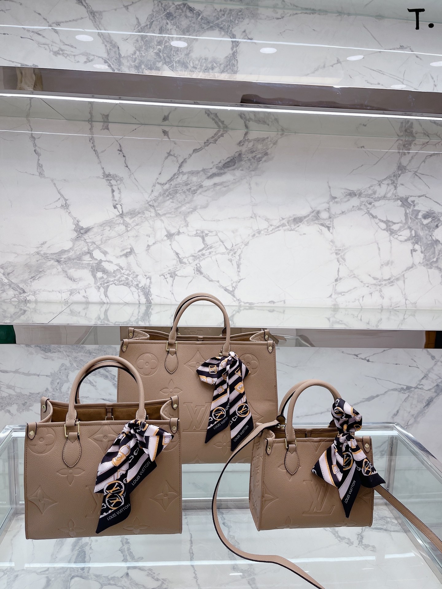 onthego妈咪袋 性价比之王这是一款超赞的包型，灵感来自于恶搞 Louis Vuitton 路易威登 LV 的街头品牌，曾经的曾经，Louis Vll litton永远不会走下神坛，1:1品质 非常值得入的一季，超大购物袋，不容易变形 而且大Logo的设计超级好看。除了手拎以外，还非常贴心的加了中长的肩挎的肩带，可以说是非常赞了，对花品质 秒杀市场一切低端货 上身真的很有气质尺寸大号42cm 中号30 小号25cm  onthego妈咪袋 性价比之王这是一款超赞的包型，灵感来自于恶搞 Louis Vuitton 路易威登 LV 的街头品牌，曾经的曾经，Louis Vll litton永远不会走下神坛，1:1品质 非常值得入的一季，超大购物袋，不容易变形 而且大Logo的设计超级好看。除了手拎以外，还非常贴心的加了中长的肩挎的肩带，可以说是非常赞了，对花品质 秒杀市场一切低端货 上身真的很有气质尺寸大号42cm 中号30 小号25cm