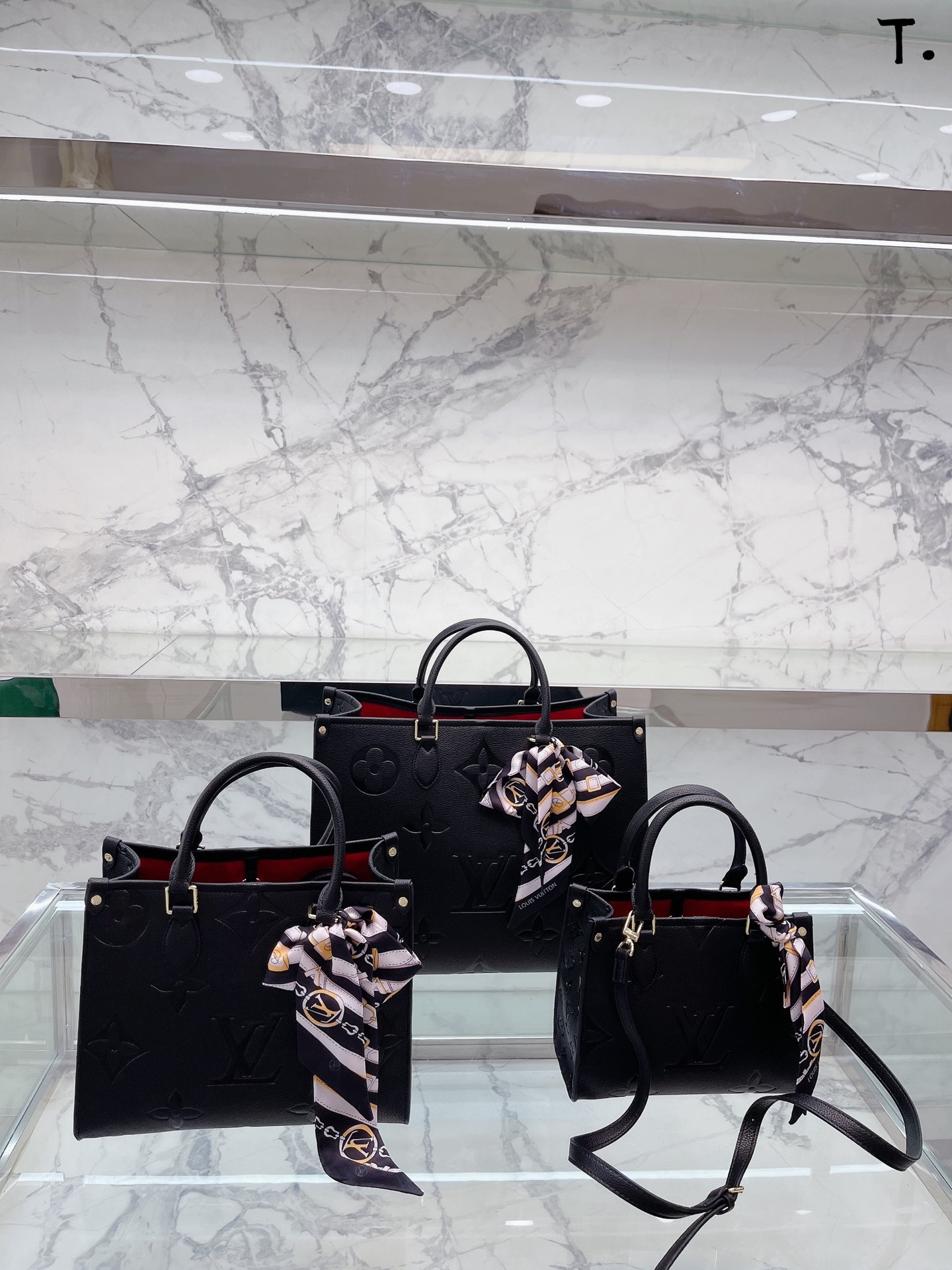 onthego妈咪袋 性价比之王这是一款超赞的包型，灵感来自于恶搞 Louis Vuitton 路易威登 LV 的街头品牌，曾经的曾经，Louis Vll litton永远不会走下神坛，1:1品质 非常值得入的一季，超大购物袋，不容易变形 而且大Logo的设计超级好看。除了手拎以外，还非常贴心的加了中长的肩挎的肩带，可以说是非常赞了，对花品质 秒杀市场一切低端货 上身真的很有气质尺寸大号42cm 中号30 小号25cm