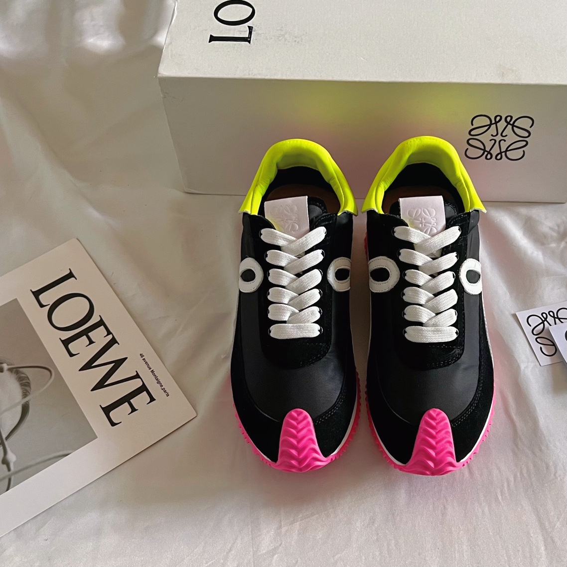 NO:670129,Lo*we moral training shoes for couples, endless sports power, bold and luxurious design, fashion craftsmanship and sports spirit combine to create a perfect art item. So beautiful, so beautiful, so easy to wear, so comfortable. The shoes are very light, and there is no pressure when shopping. They are very versatile with skirts and pants. Mixed splicing fabrics (nubuck cowhide/velvet fabric), breathable gauze lining, cowhide feet, long nose two-color combination bottom, original steel stamped logo badge... Women's size 35-40 regular size  Cloth + leather, casual shoes/sports shoes, loewe, sneakers, skirts, cowhide19860909Lo*we罗意情侣款德训鞋,运动无止境威,设计大胆奢华,时尚工艺与运动精神融合创造出一款完美艺术单品 太美太好看太好穿太舒服了鞋子很轻便,逛街暴走零压力,配裙子裤子都非常百搭 混搭拼接面料(磨砂牛皮/丝绒布料),透气纱网内里,牛皮垫脚,长鼻子双色组合底,原版钢印Logo徽章…… 女码35—40正码 布+皮,休闲鞋/运动鞋,loewe,sneakers,skirts,cowhide,Women's Shoes