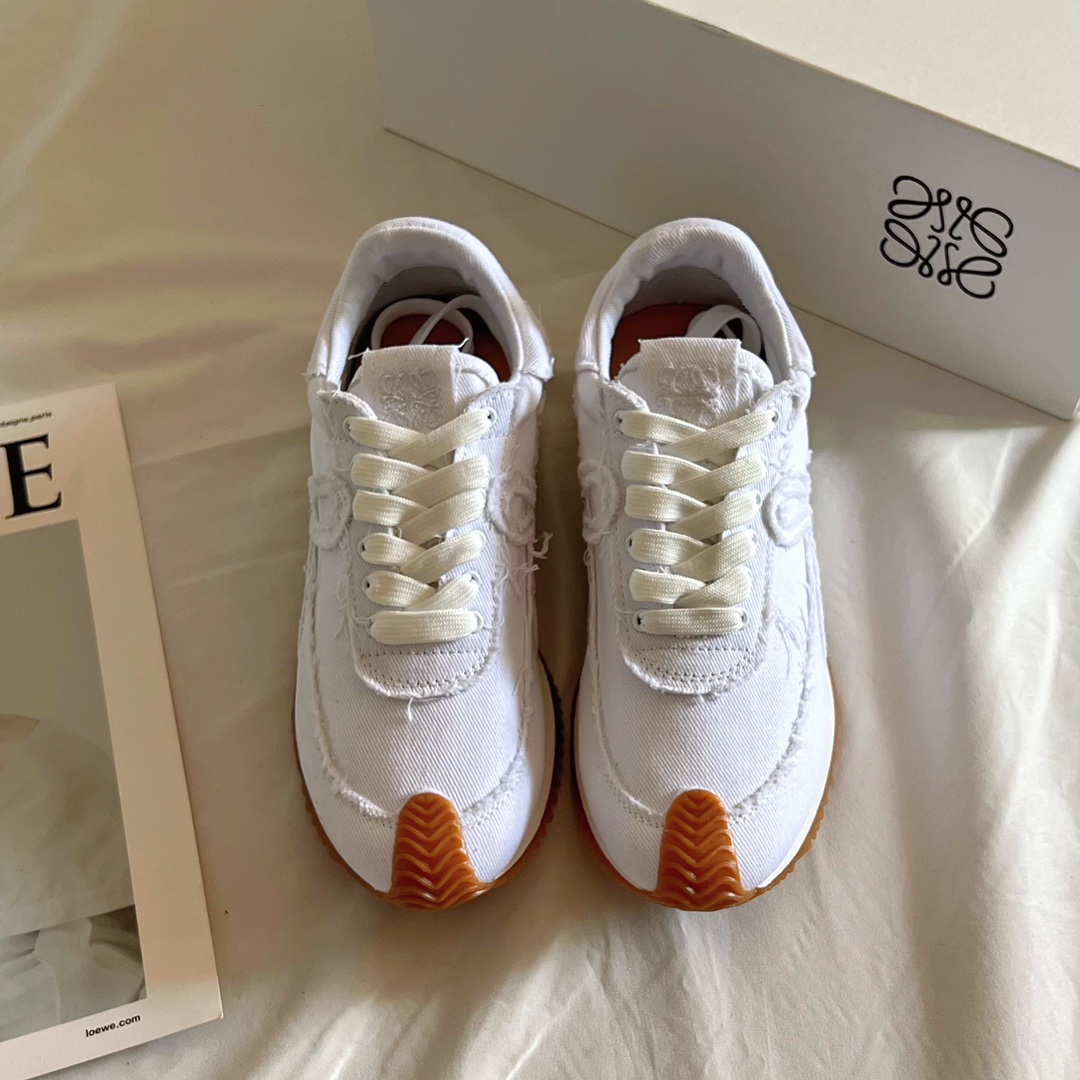 NO:670130,Lo*we moral training shoes for couples, endless sports power, bold and luxurious design, fashion craftsmanship and sports spirit combine to create a perfect art piece. They are so beautiful, so beautiful, so easy to wear, so comfortable. The shoes are very light, and there is no pressure when shopping. They are very versatile with skirts and pants. Mixed splicing fabrics (brushed cowhide/velvet fabric), breathable gauze lining, cowhide feet, long nose two-color combination bottom, original steel-printed logo badge... Size 35-44 Regular size  Cloth + leather men's size, casual shoes/sports shoes, loewe, sneakers, skirts, cowhide19860909Lo*we罗意情侣款德训鞋,运动无止境威,设计大胆奢华,时尚工艺与运动精神融合创造出一款完美艺术单品 太美太好看太好穿太舒服了鞋子很轻便,逛街暴走零压力,配裙子裤子都非常百搭 混搭拼接面料(磨砂牛皮/丝绒布料),透气纱网内里,牛皮垫脚,长鼻子双色组合底,原版钢印Logo徽章…… 码数35—44正码 布+皮男码,休闲鞋/运动鞋,loewe,sneakers,skirts,cowhide,Women's Shoes