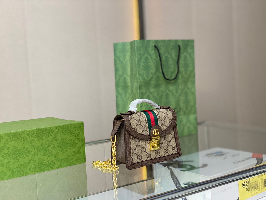H0 Gucci Ophidia系列,百搭之王! ophidia不断发展壮大,在每–季都会带来令人惊艳的新品.这款手提包是Epilogue系列中的一款,配有可拆卸肩带! 方形复古造型融合品牌经典条纹织带和双G造型配件,配件灵感源自70年代Gucci典藏腰带搭扣设计,经现代美学演绎后成为品牌的象征之一,手袋也是采用品牌标志性双G图案帆布制作,闭眼入的一款!17*12cm 最新专柜同步礼盒包装