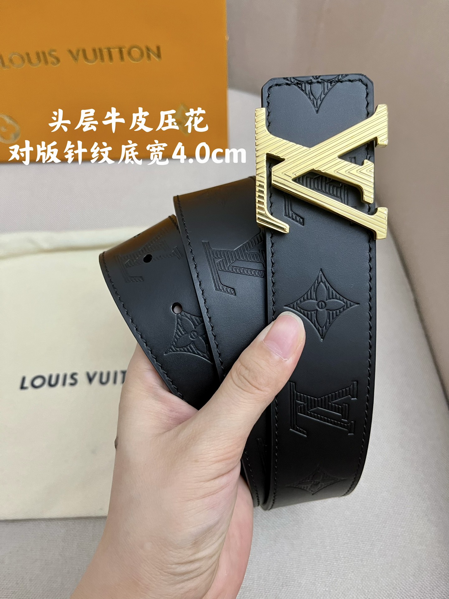 K0 4.0cm进口牛皮面料压花 专柜对版针纹、展现时下流行的工艺-动感设计精神。