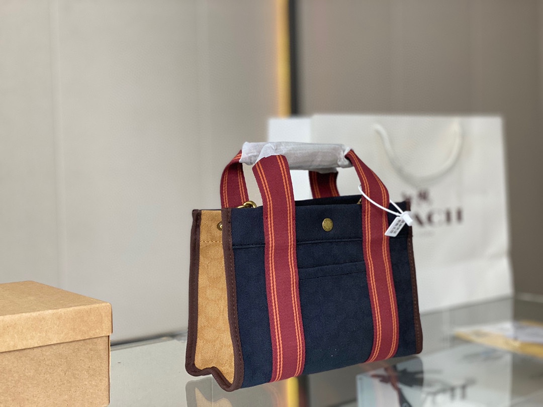 J0 礼盒包装 coach/ Coach 蔻驰 专柜奶茶米棕色 托特包手提单肩斜挎包.不管是自用还是送人都很棒进口五金件.实用大气简单大方.超大容量，满足你一切需要可轻松放置随身必备品这个款属于限量的款式最.国内专柜只有一线城市的几个商场专柜有货国外官网库存所剩无几然后渠道商们纷纷出动开始搜罗。超级赞.这款包给我第一感觉就是太实用.手感特别好.抓紧入.款.大家可以去专柜看看.要几千块钱.颜值于适用集一身.真的好看实用.都留个尺寸: 27*19″},”old_share_time”:”